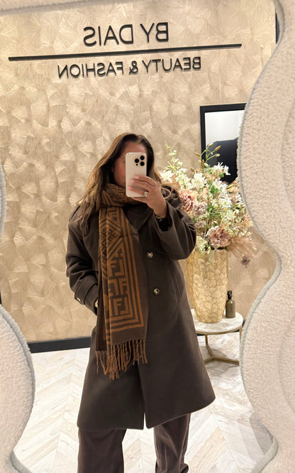 Annet manteljas bruin