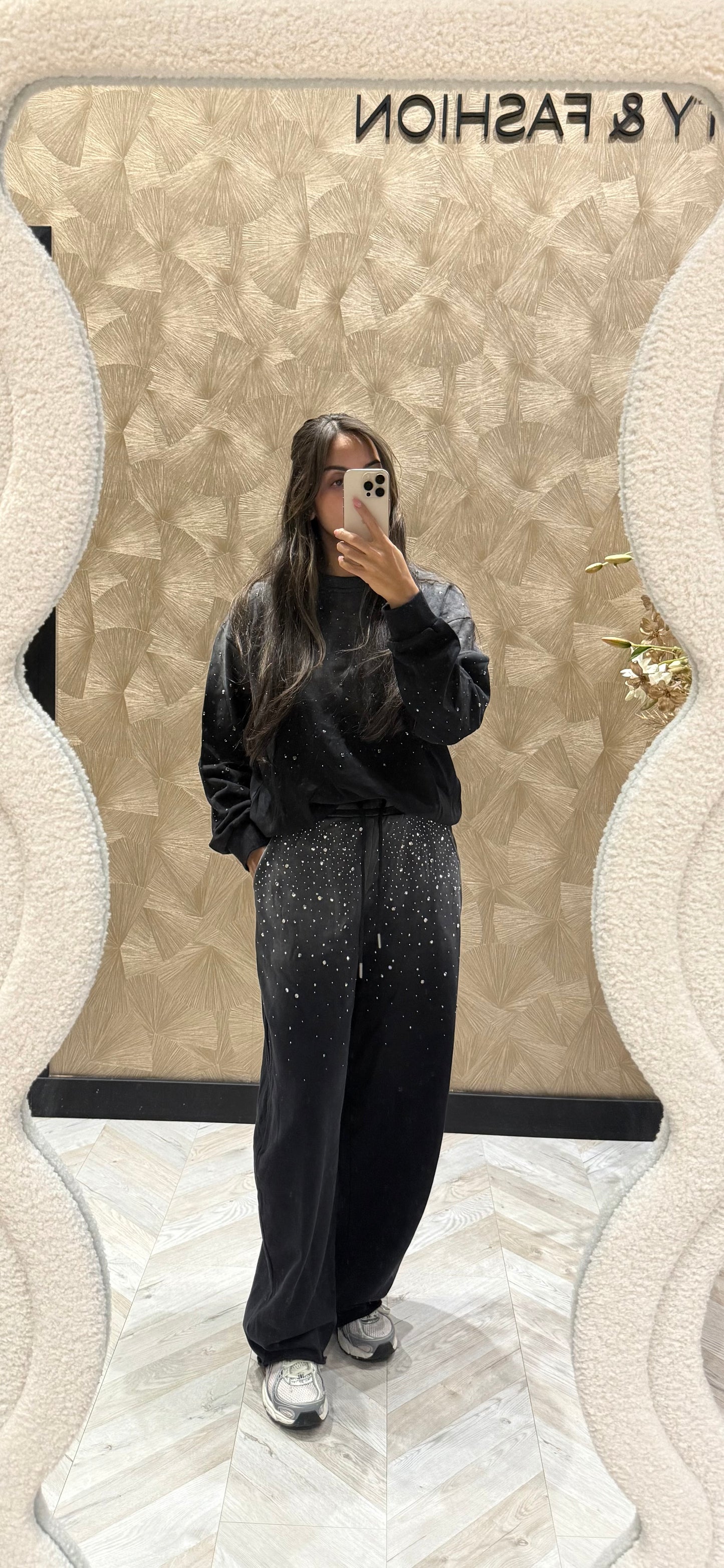 Ramona donker grijze joggingspak met strass steentjes